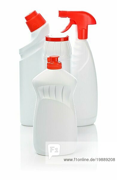 Vier weiße saubere Flaschen