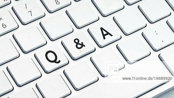 QA oder Frage und Antworttext auf moderner Computertastatur