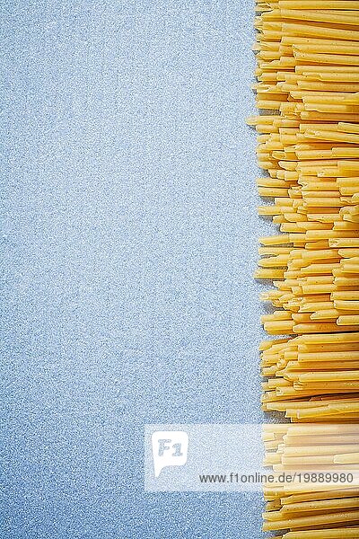 Raw dünne Spaghetti auf blauem Hintergrund kopieren Raum Essen und Trinken Konzept
