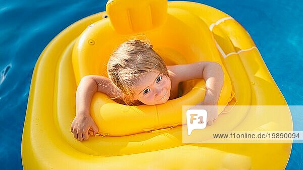 Kind im Schwimmbad in gelben aufblasbaren Taille Baby Swim Float am Sommertag zu schwimmen. Kinder im Schwimmbad safty Konzept