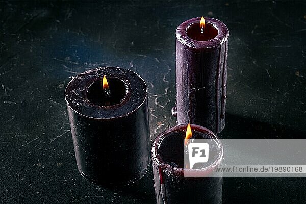 Brennende Kerzen auf einem dunklen Hintergrund  geheimnisvolles Ritual