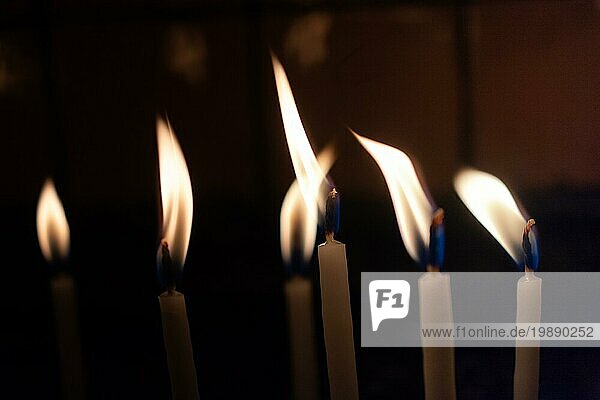 Kerzenlicht in der Dunkelheit. Abstrakte Kerzen Hintergrund. Hoffnung  Feuer
