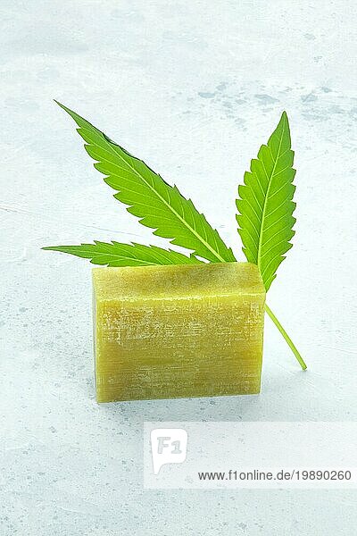 Cannabis Seifenstück mit einem frischen Cannabisblatt und Textfeld