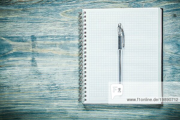 Quadratischer Notizblock Stift auf Holzbrett Bürokonzept