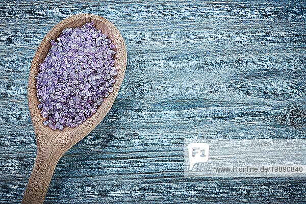 Lavendel Meersalz für Erfrischung in Holzlöffel auf Holzbrett Gesundheitswesen Konzept