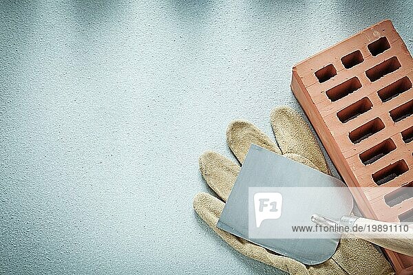 Construction Ziegel Leder Schutzhandschuhe Verputzen Kelle auf Betonoberfläche Maurerarbeiten Konzept