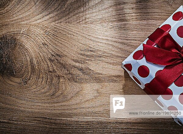Rot verpackt Geschenk auf Holzbrett Feiern Konzept
