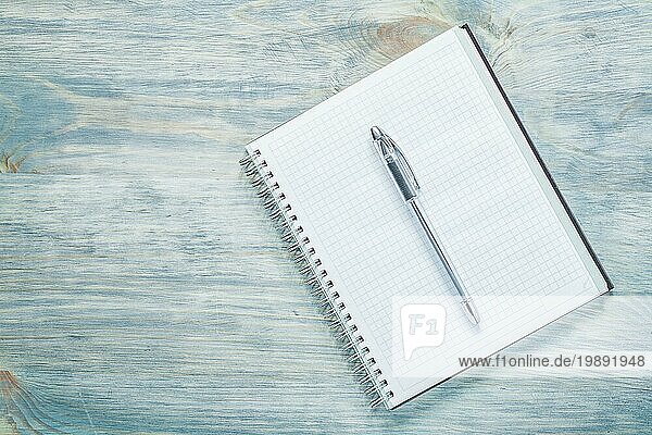 Squared Notizblock Stift auf Holzbrett Bildung Konzept