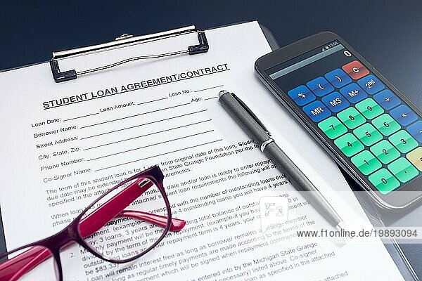 Blank Student Loan Application  Taschenrechner  Stift und Brille auf dem Tisch. Bildung Kosten Konzept