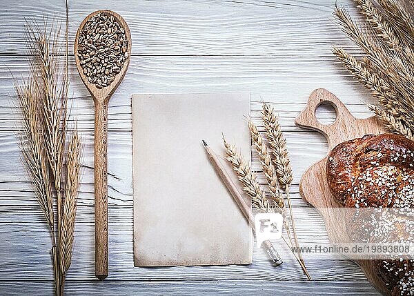 Sammlung von Carving Board Weizen Rye Ohren gebacken Brot Stock Holzlöffel Mais Vintage Papier Bleistift