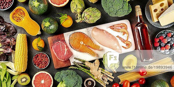 Lebensmittel Panorama. Fleisch  Fisch  Huhn und Meeresfrüchte  Gemüse und Obst  Wein  Nudeln  Käse  verschiedene Produkte für eine gesunde  ausgewogene Ernährung  ein Flatlay auf schwarzem Hintergrund