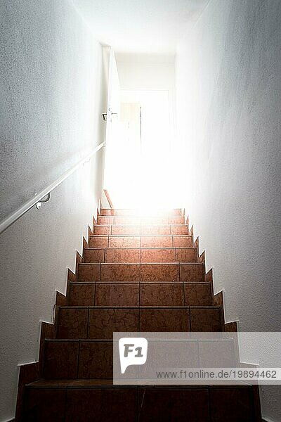Kellertreppe mit Balustrade. Natürlich helles Sonnenlicht
