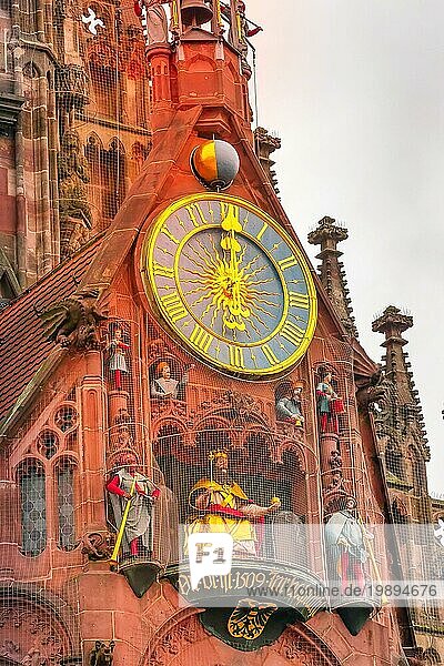 Der Glockenturm der Frauenkirche auf dem Hauptmarkt in der Altstadt von Nürnberg  Bayern  Deutschland bei Sonnenuntergang