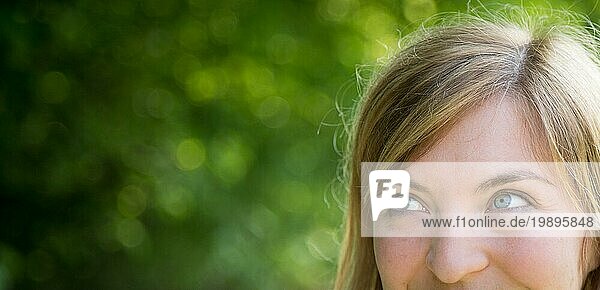 Ausschnitt Porträt von schönen Mädchen  blonde Haare und blaue Augen  Sommerzeit