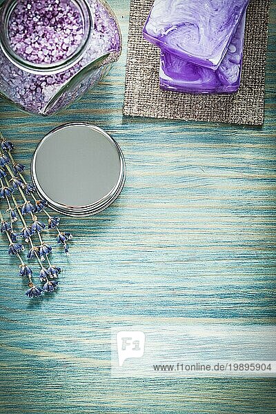 Zusammensetzung der handgemachten Seife Lavendel duftenden Bad Meersalz Glas Abdeckung auf Holzbrett Spabehandlung Konzept