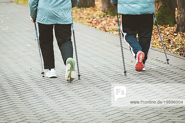 Nordic Walking im Herbst  Seniorinnen beim Sport im Freien