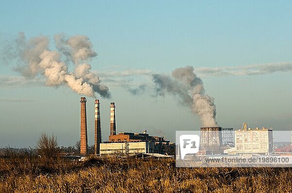 Rauch und Verschmutzung der chemischen Industrie der Stadt  petrochemische Industrie fackelt ab. Es ist ein hässlicher Tag