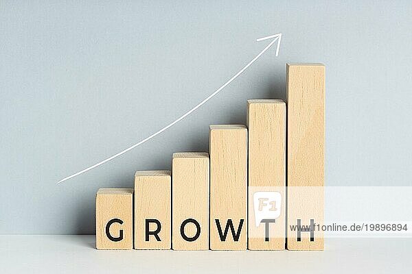 Wachstumskonzept. Holzblock Balkendiagramm mit Text und aufwärtsgerichteter Trendlinie auf dem Hintergrund gezeichnet. Platz zum Kopieren