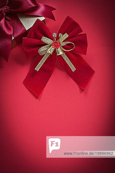 Weihnachten Knoten Geschenkbox auf rotem Hintergrund Urlaub Konzept