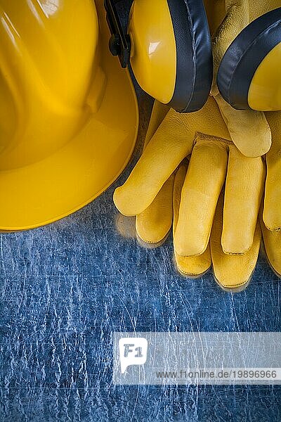 Sammlung von Sicherheit gelbe Arbeitskleidung auf zerkratzt metallischen Hintergrund Bau Konzept