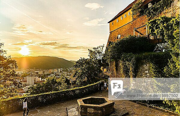 Graz  Österreich  17.08.2019 : Blick auf das berühmte Schloss am Schlossberg und gute Wünsche. Über der Stadt Graz bei Sonnenuntergang im Sommer. Reiseziel  Europa