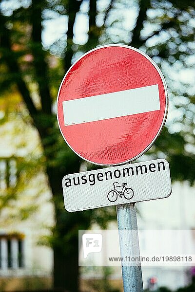 Straßenschild für Radweg  Europa  Herbstzeit