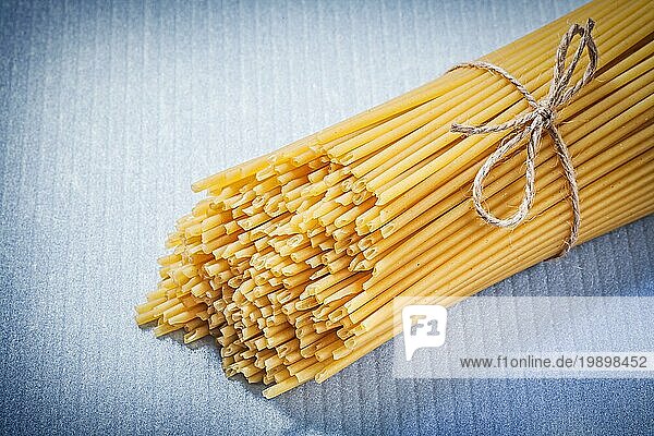 Bunch von dünnen Spaghetti auf blauem Hintergrund Essen und Trinken Konzept