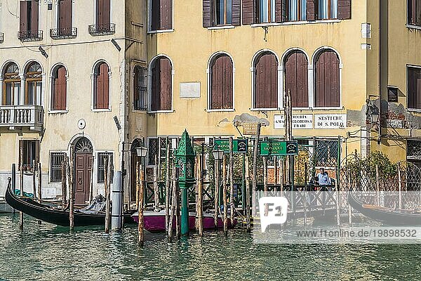 VENEDIG  ITALIEN  12. OKTOBER : Menschen warten an einer Gondelstation in Venedig am 12. Oktober 2014. Drei nicht identifizierte Personen