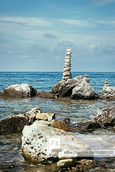 Spirituelle Steinhaufen an der Küste Kroatiens  Meer
