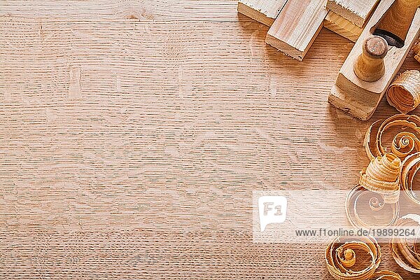 Copyapce Bild Holzspäne altmodische Holzarbeiter hobeln Bretter auf Brett horizontale Version Baukonzept