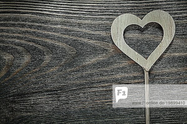 Weißes Holz Valentine Herzen mit Stöcken auf Holzbrett Feiern Konzept