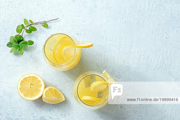 Limonade. Hausgemachtes frisches Getränk mit Zitrone und Minze  mit Eis  Overhead Flat Lay Shot mit Kopierraum. Gesundes Bio Entgiftungsgetränk