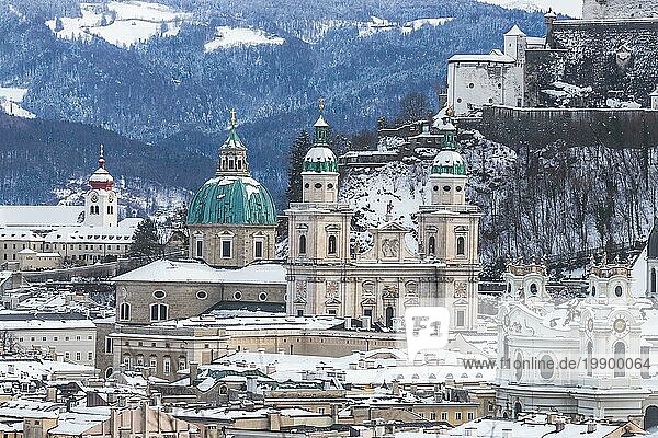 Verschneiter Salzburger Dom  historisches Zentrum im Winter