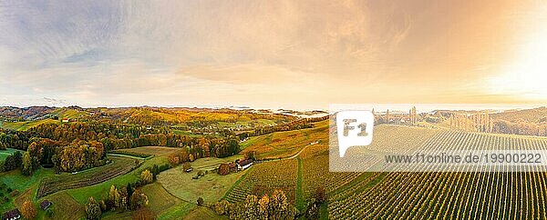 Südsteirisches Weinbergspanorama  Luftbild vom Eckberg auf herbstliche Weinberge und neblige Alpen in der Ferne