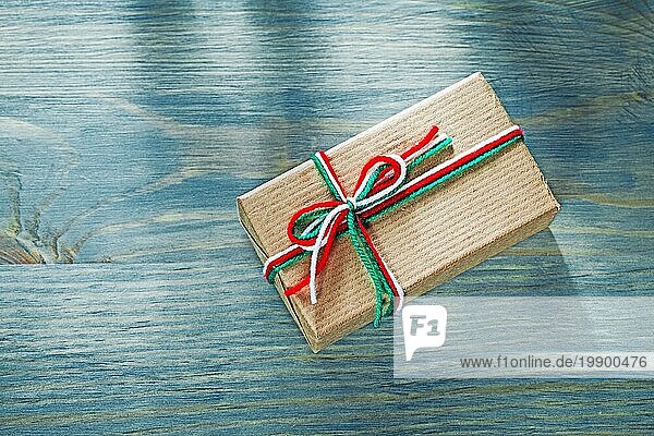 Weihnachten Geschenkbox auf Holzbrett Feiern Konzept