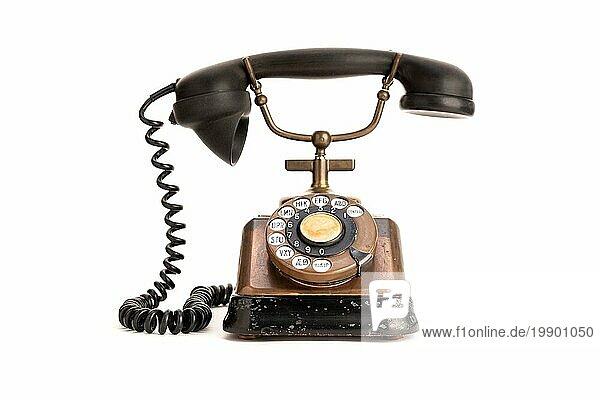Altes Kupfertelefon mit Bakelit Hörer vor weißem Hintergrund. 30er Jahre Telefon