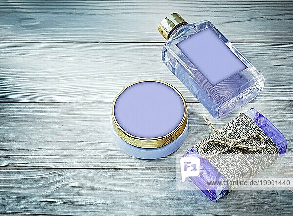 Lavendel handgemachte Seife Duschgel und Körperlotion auf Holzbrett Badekonzept
