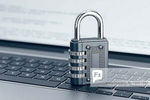Schutzkonzept für die Netzwerksicherheit. Schutz vor Cyberangriffen. Geschlossenes Vorhängeschloss am Laptop