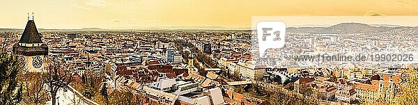 Panoramablick auf die Stadt Graz mit ihren berühmten Gebäuden. Fluss Mur  Uhrturm  Kunstmuseum  Rathaus. Reiseziel
