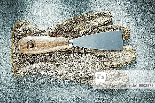 Palette Messer Leder Schutzhandschuhe auf Beton Hintergrund Bau Konzept