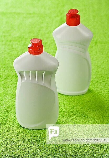 Zwei Plastikflaschen auf grünem Handtuch