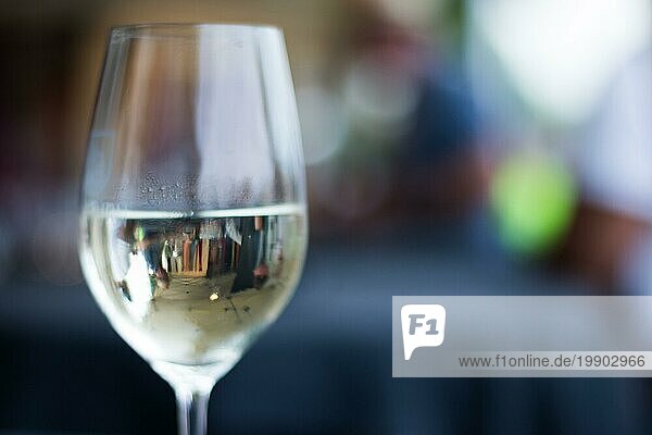 Aus einem Glas mit Weißwein  Sommerzeit