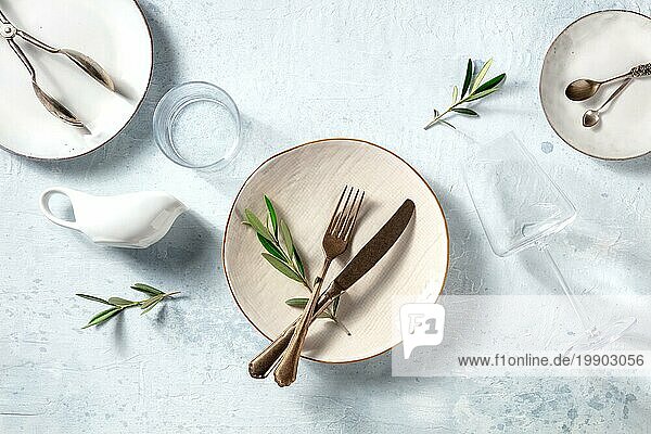 Modernes Geschirr  Overhead Flachbildaufnahme mit Olivenzweigen. Mediterrane Küche Restaurant Konzept. Trendige Teller und Gläser  Ansicht von oben