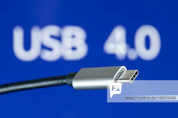 USB4 Steckerkabel auf blauem Hintergrund mit USB 4.0 Text. Neues Computer USB Protokoll