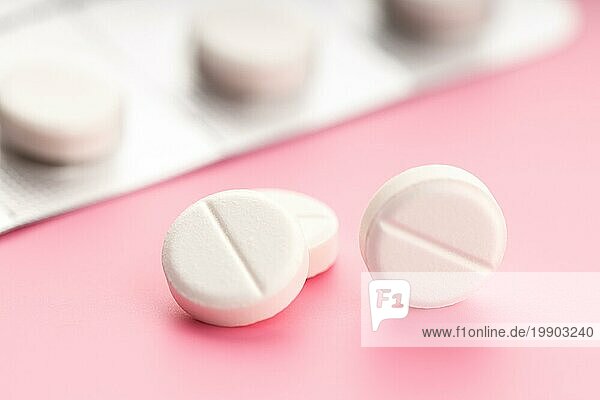 Gruppe von Medizin Pillen auf rosa Hintergrund. Medizin  Gesundheitswesen und Apotheke Konzept