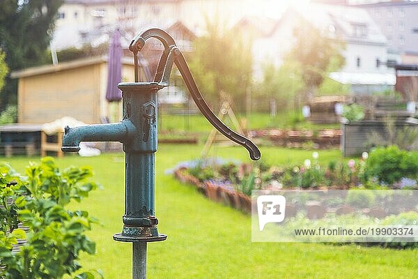Nahaufnahme eines Brunnens für die Bewässerung von Gemüsebeeten im städtischen Gartenbau