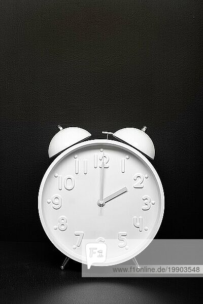 Daylight saving time Konzept. Weiße Retrouhr vorschwarzem Hintergrund. Kopieren Raum