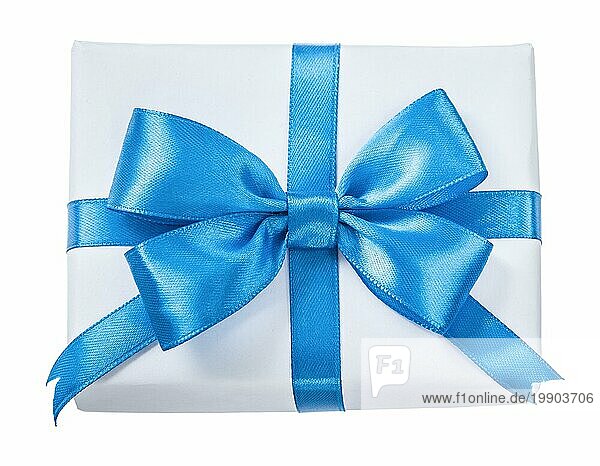 Weißer Geschenkkarton mit blauem Knoten vor weißem Hintergrund