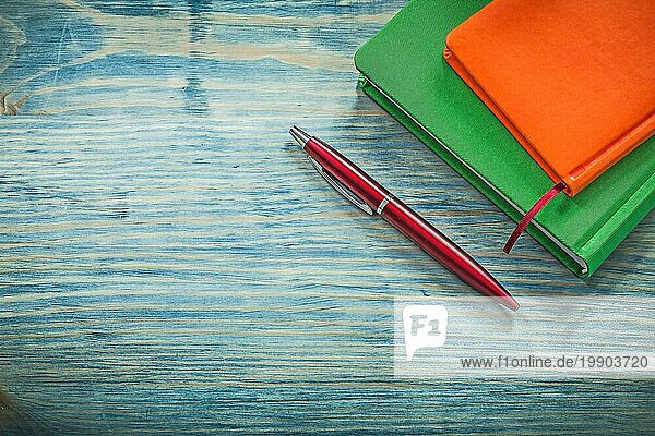 Notizblöcke Kugelschreiber auf Holzbrett Bildung Konzept