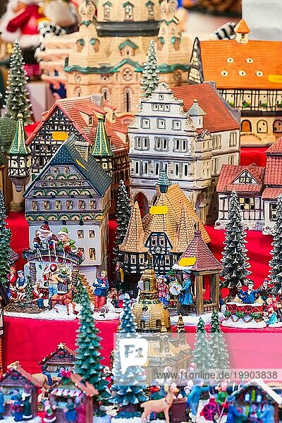 Europäischer Weihnachtsmarktstand mit verschiedenen traditionellen Geschenken in Nürnberg  Deutschland  Europa